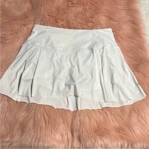 Lululemon Lululemon Lost In Pace Skirt (Tall) (15")
skirt size 10